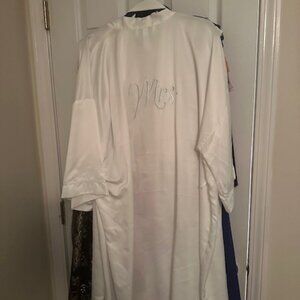 Apt. 9 "Mrs." Robe size XL